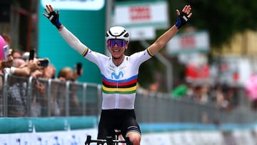 Van Vleuten celebra el 100º triunfo de su carrera en el Giro Donne.