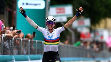 Van Vleuten celebra el 100º triunfo de su carrera en el Giro Donne.