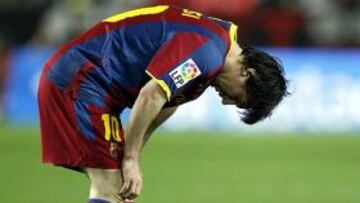 <b>AGOTADOS.</b> Los jugadores de los dos equipos terminaron agotados por el tremendo esfuerzo realizado.