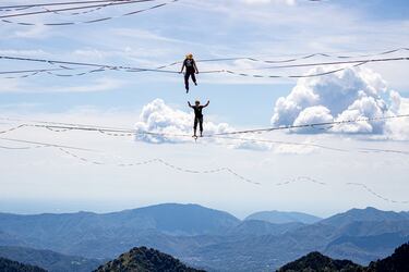En la provincia de Brescia se encuentran el Monte Maniva y la Cima Caldoline (1.828m), en la antesala de los Alpes
italianos. Allí se celebró la Copa del Mundo de slackline, que ha reunido a más de 150 especialistas de todo el mundo. Como las dos de la imagen, que desafían a la gravedad sobre dos de los trece alambres dispuestos para el evento.