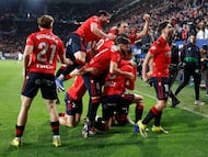 FOTODELDIA PAMPLONA, 21/02/2026.- Los jugadores de Osasuna celebran el gol de Raúl García durante el partido de la jornada 25 de LaLiga que disputan CA Osasuna y Real Madrid, este sábado en el estadio de El Sadar, en Pamplona. EFE/ Jesús Diges