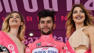 Cagliari (380), 07/05/2017.- The new overall leader, Colombian rider Fernando Gaviria (C) of QuickStep - Floors poses in his pink jersey after winning the third stage of the 100th Giro d'Italia cycling race, over 148 km between Tortoli and Cagliari, Italy, 07 May 2017. (Ciclismo, Italia) EFE/EPA/DARIO BELINGHERI