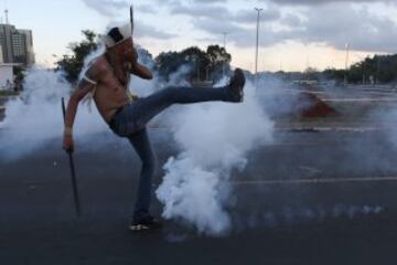 Los pueblos nativos de diferentes tribus de Brasil protestaron contra la política indígena del gobierno y de los costes de la Copa del Mundo de 2014. Los cuerpos de seguridad lanzaron gases lacrimógenos para evitar que los manifestantes se acercaran al estadio Mane Garrincha de Brasilia donde se exhibía la Copa del Mundo. 