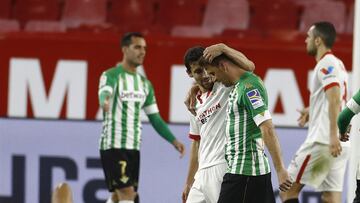 Navas y Joaquín, al acabar el Sevilla-Betis.