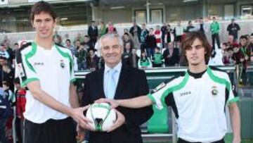 <b>REFUERZOS.</b> El Racing de Santander presentó de una tacada a sus dos refuerzos invernales, el valencianista Zigic y el ex del Alavés Toni Moral.