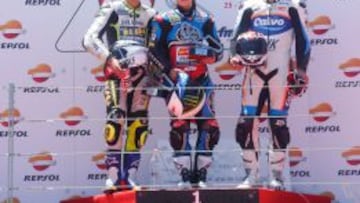 MUY FELIZ. Herrera, en el podio de MotorLand acompa&ntilde;ada por Jorge Navarro y Alejandro Medina.