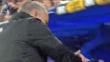 Mou: lío con el banquillo gijonés y corte de mangas