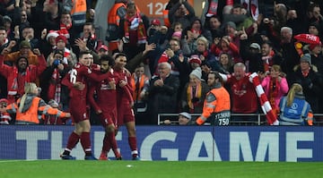 El milagro llegó en la última jornada. El Liverpool tenía que ganar si quería jugar los octavos de final y ganó. Y lo hizo como suele hacerlo: con un gol de Salah, su gran estrella que siempre está cuando el equipo más lo necesita. El egipcio, tras una gran jugada individual en el área, batió a Ospina y hizo vibrar de felicidad a Anfield.