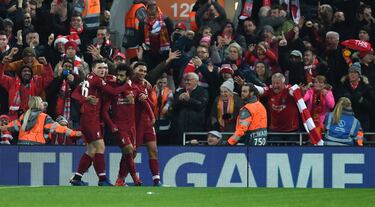 El milagro llegó en la última jornada. El Liverpool tenía que ganar si quería jugar los octavos de final y ganó. Y lo hizo como suele hacerlo: con un gol de Salah, su gran estrella que siempre está cuando el equipo más lo necesita. El egipcio, tras una gran jugada individual en el área, batió a Ospina y hizo vibrar de felicidad a Anfield.
