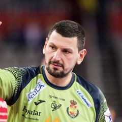 Se repite la historia: Ribera convoca a Sterbik