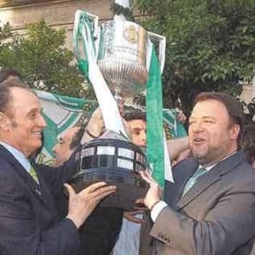 Lopera, ofreciendo la Copa del 2005 en las calles de Sevilla. 