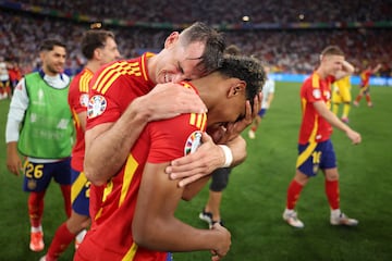 Lamine Yamal se emociona junto a Fabián Ruiz tras el pitido final.