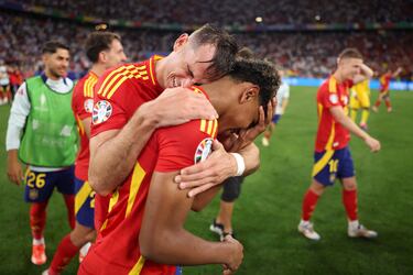 Lamine Yamal se emociona junto a Fabián Ruiz tras el pitido final.