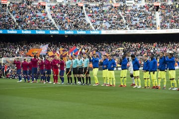 Los equipos saludan antes del inicio del encuentro. 