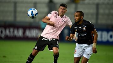 Sport Boys' Argentine Alexis Blanco (L) and Ayacucho's Hector Salazar (R) vie for the ball during their Sudamericana Cup first round second leg all-Peruvian football match at the National stadium in Lima, on March 16, 2022. (Photo by ERNESTO BENAVIDES / AFP)