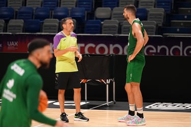 Navarro: “El Valencia viene como un cohete; estamos lejos de ellos”