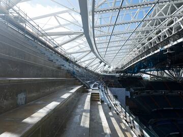 Las obras de remodelación del estadio del club madrileño siguen avanzando sin pausa. Esta vez el club nos ha querido enseñar en que situación se encuentra la cubierta del estadio.