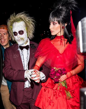 La modelo Bella Hadid y su acompañante caracterizados de 'Beetlejuice'.