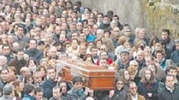 <b>GRAN RESPUESTA.</b> Todo El Barraco, los pueblos de la comarca y la familia ciclista se volcó en la despedida al genial escalador abulense.