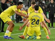 Villarreal's Spanish defender #24 Alfonso Pedraza celebrates scoring his team's third goal during the Spanish League football match between Elche CF and Villarreal CF at Martinez Valero Stadium in Elche on January 3, 2026. (Photo by JOSE JORDAN / AFP)