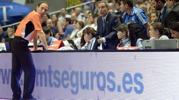 Un arbitro pregunta a la mesa durante el Real Madrid-Unicaja.