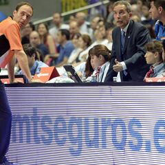 Los árbitros explican los cambios de reglamento a los técnicos