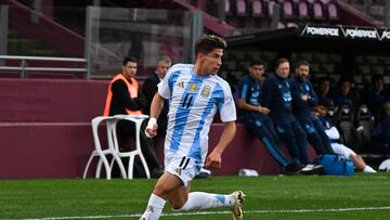 Giuliano Simeone conduce el balón con Argentina.