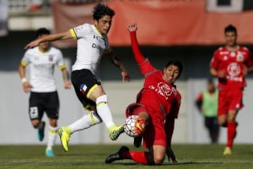 Futbol, Nublense vs Colo Colo.
Copa Chile 2016.
El jugador de Colo Colo Brayan Carvallo, izquierda, disputa el balon con Sebastian Paez de Nublense durante el partido de Copa Chile en el estadio Nelson Oyarzun de Chillan, Chile.
09/07/2016
Andres Pina/Photosport**************