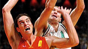 <b>DESBORDADO.</B> Gasol firmó grandes número y un partido aceptable, pero Eurelius Zuskauskas le superó en momentos determinantes.