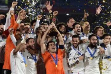 Iker Casillas capitán del  Real Madrid levanta el trofeo del Mundial de Clubes después de ganar el partido ante el San Lorenzo de Almagro en el estadio de Marrakech