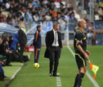 Simeone, en su debut como entrenador del Atlético en La Rosaleda en 2012. 