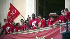 Los jugadores del N&agrave;stic, en el Ayuntamiento de Tarragona para festejar el ascenso a Segunda A.