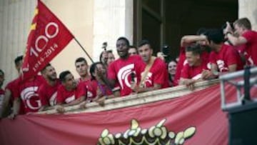 Los jugadores del N&agrave;stic, en el Ayuntamiento de Tarragona para festejar el ascenso a Segunda A.