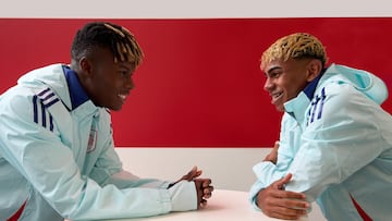 Nico Williams y Lamine, mirándose entre risas en la concentración.