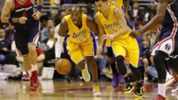 Kobe Bryant bota el balón junto a Jeremy Lin.