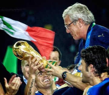 El entonces capitán de la selección italiana, Fabio Cannavaro, con el trofeo de campeón del mundo.