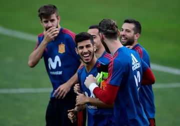 España entrena pensando en el partido contra Marruecos