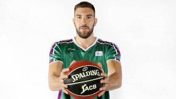 Dejan Musli, posando con la equipación del Unicaja.