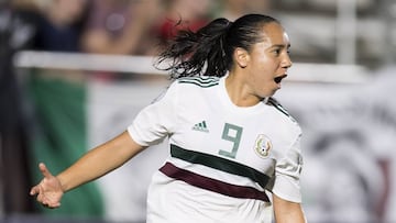 La delantera mexicana señaló que por el momento su intención es mantenerse en el Fútbol Español.