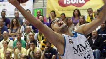 El ala-pivot del Real Madrid Nicola Mirotic y el alero estadounidense Levi Rost, del CB Canarias, durante el partido.