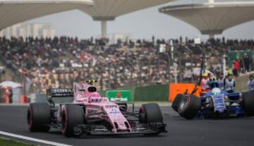 Esteban Ocón, y Antonio Giovinazzi después de un accidente.