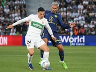 Elche's Chilean forward #24 Lucas Cepeda and Atletico Madrid's French forward #07 Antoine Griezmann fight for the ball during the Spanish league football match between Elche CF and Club Atletico Madrid at Martinez Valero Stadium in Elche on April 22, 2026. (Photo by JOSE JORDAN / AFP)