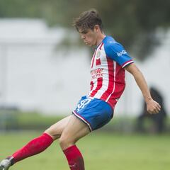 Chivas envía a joven central al futbol de Canadá