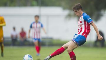 Chivas envía a joven central al futbol de Canadá