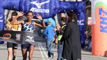 Tigist Gezahegne en su llegada a meta, donde ha logrado el récord femenino de la prueba.