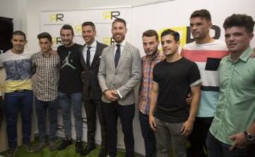 La inauguración de RR Soccer Management Agency en Sevilla contó con la presencia de Sergio Ramos y numerosas personalidades del mundo del fútbol.