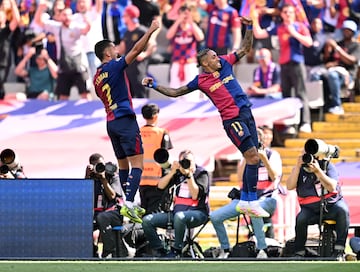 El jugador del Barcelona Raphinha celebra el 3-2 al Real Madrid.