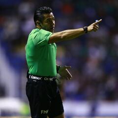 Así le va a Chivas cuando Víctor Cáceres es el árbitro central