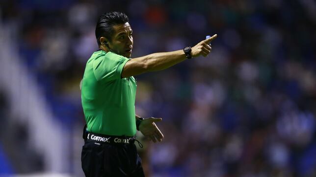 Así le va a Chivas cuando Víctor Cáceres es el árbitro central