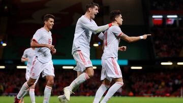 España celebra uno de los goles contra Gales.